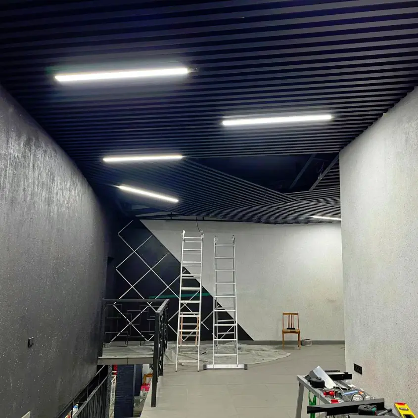 Фото 5 Стальная рейка на потолке RAL9005 МАТТЕ Черный матовый