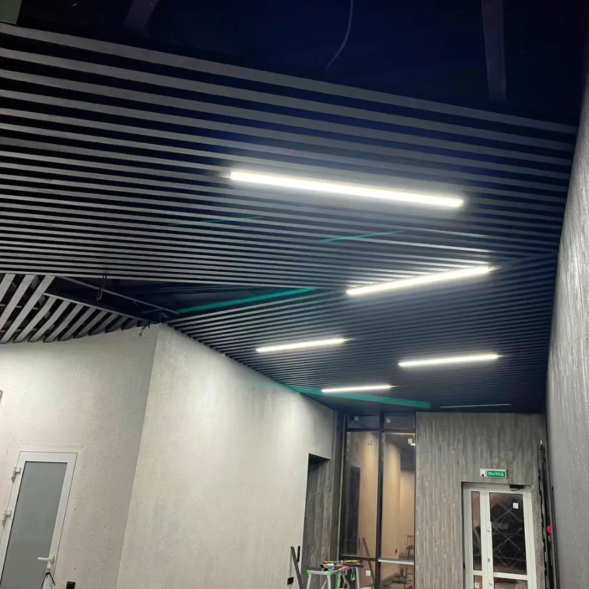 Фото 2 Стальная рейка на потолке RAL9005 МАТТЕ Черный матовый