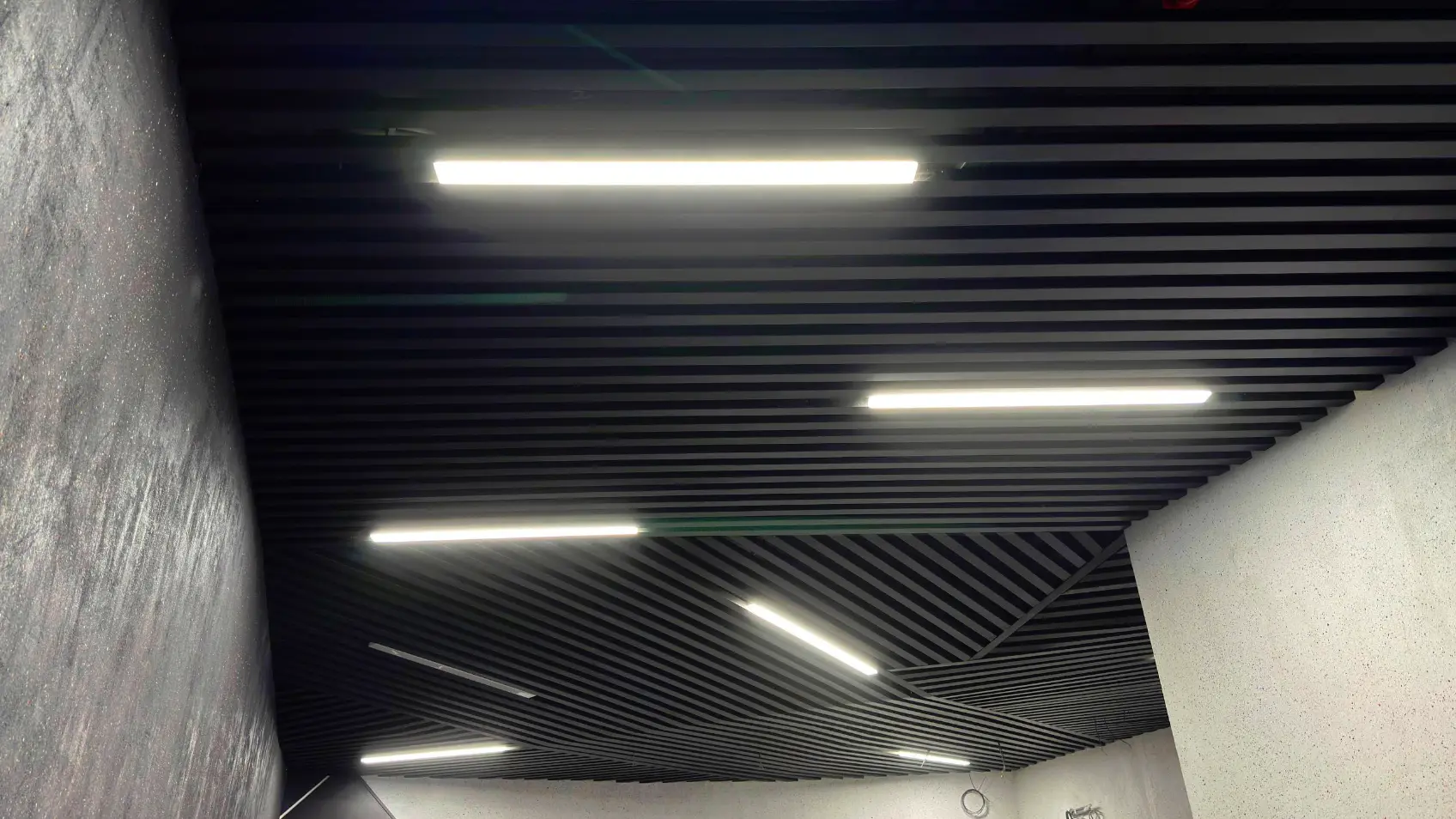 Фото 10 Стальная рейка на потолке RAL9005 МАТТЕ Черный матовый